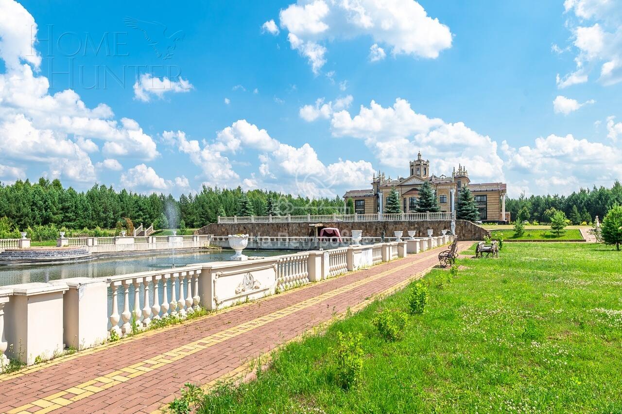 3-этажный коттедж 4 590 м² с отделкой