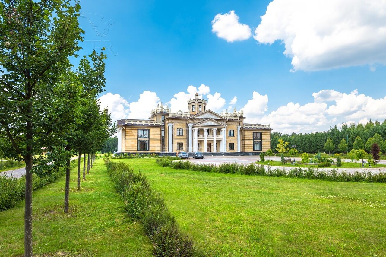 3-этажный коттедж 4 590 м² с отделкой