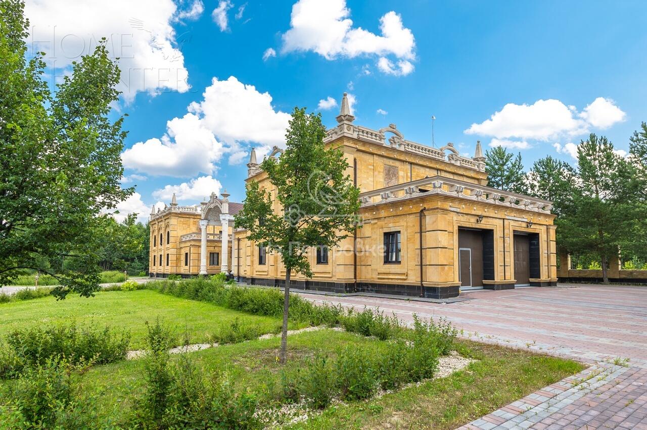 3-этажный коттедж 4 590 м² с отделкой