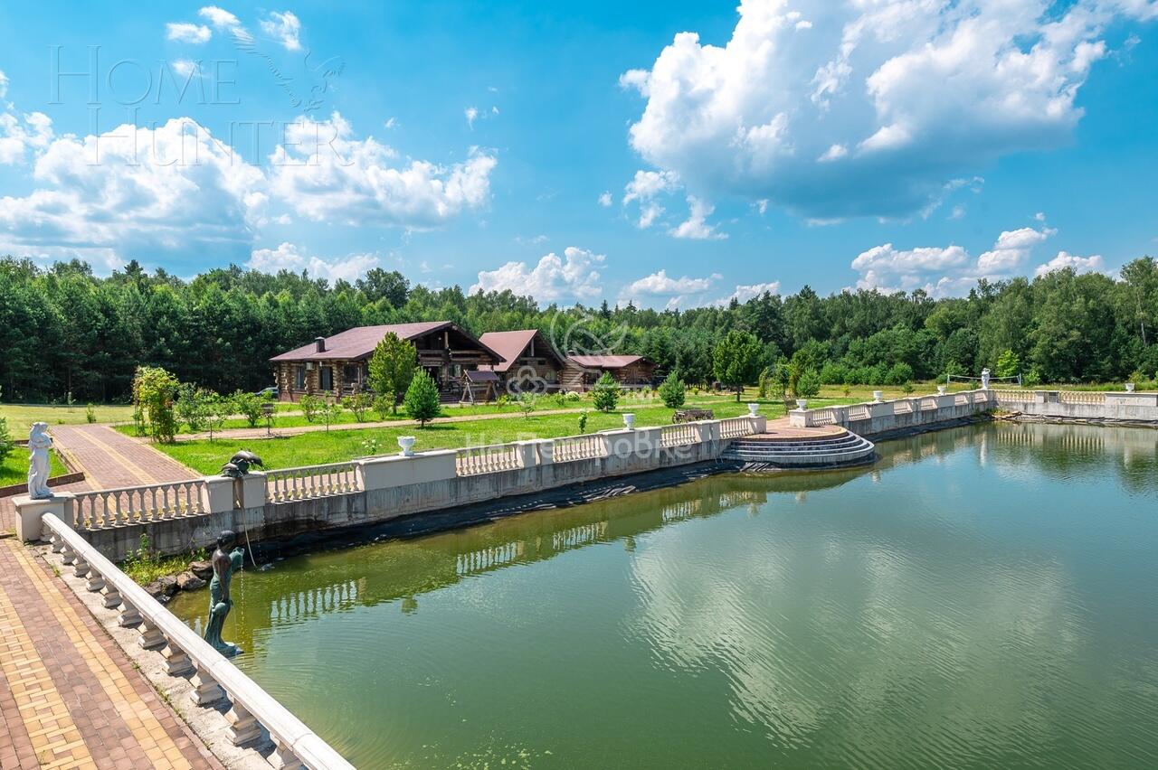 3-этажный коттедж 4 590 м² с отделкой