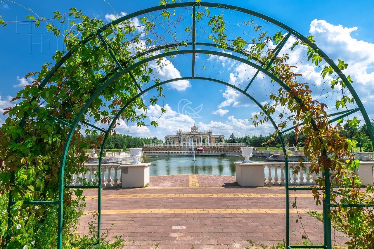 3-этажный коттедж 4 590 м² с отделкой