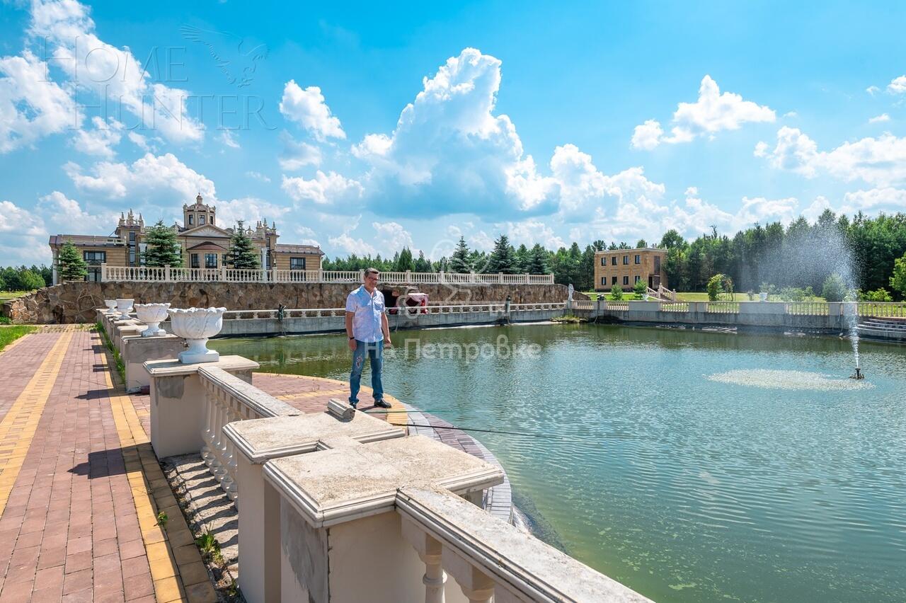 3-этажный коттедж 4 590 м² с отделкой