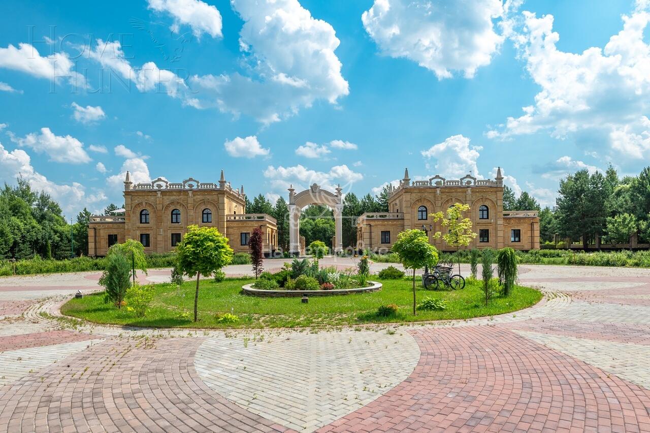 3-этажный коттедж 4 590 м² с отделкой