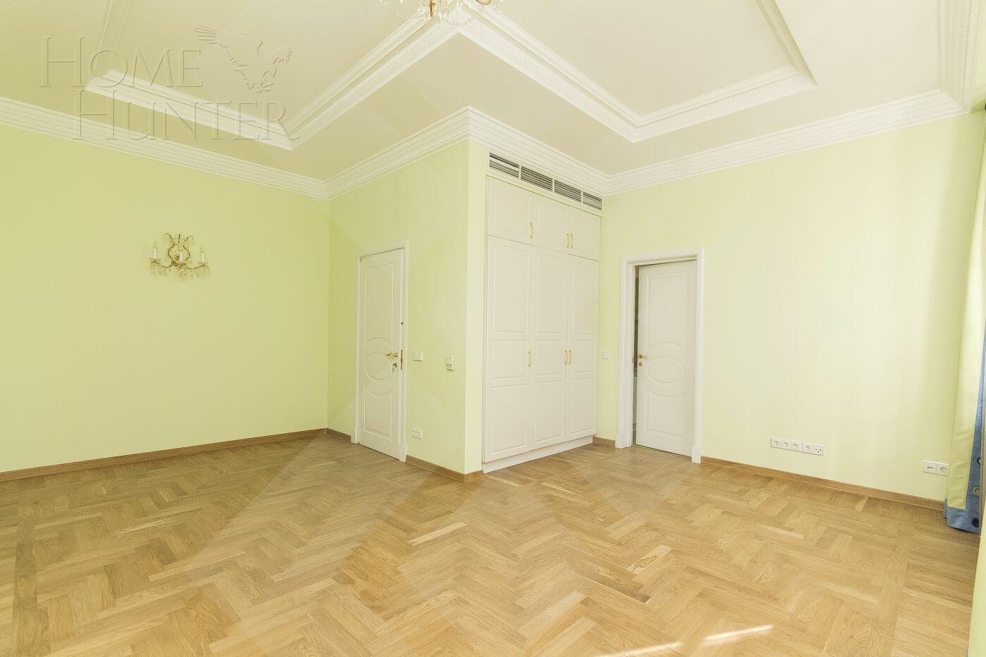 4-УРОВНЕВЫЙ ТАУНХАУС С ОТДЕЛКОЙ 450 М² НА 1 ЭТАЖЕ