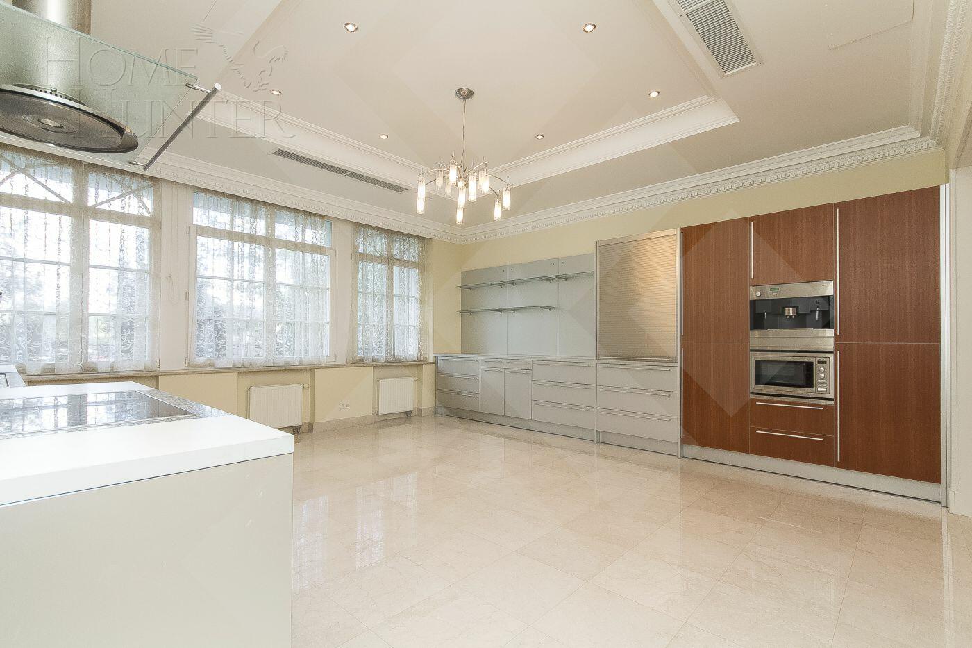 4-УРОВНЕВЫЙ ТАУНХАУС С ОТДЕЛКОЙ 450 М² НА 1 ЭТАЖЕ