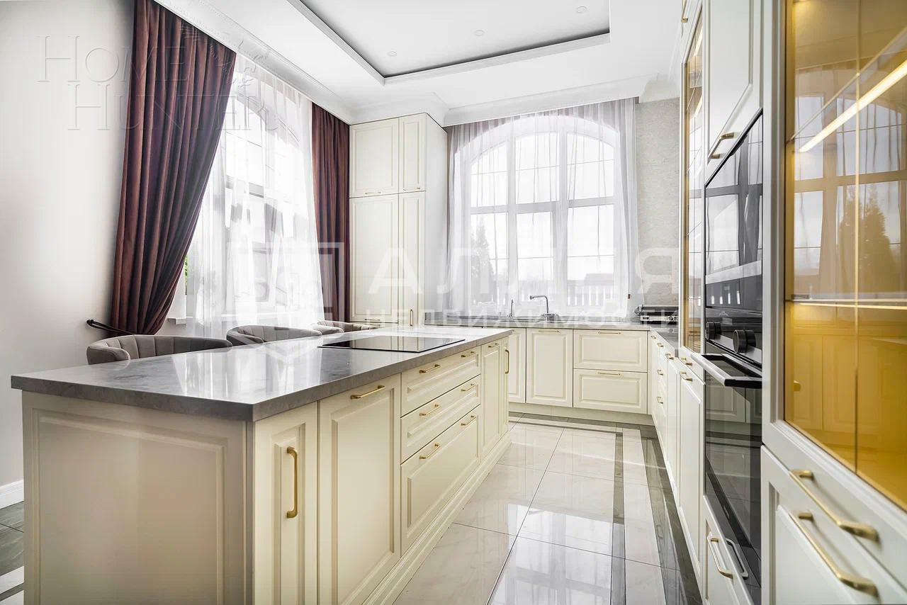 3-этажный коттедж 300 м² с отделкой