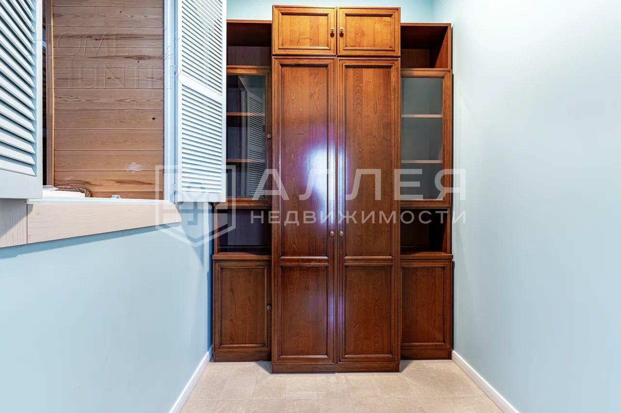 3-этажный коттедж 1 300 м² с отделкой