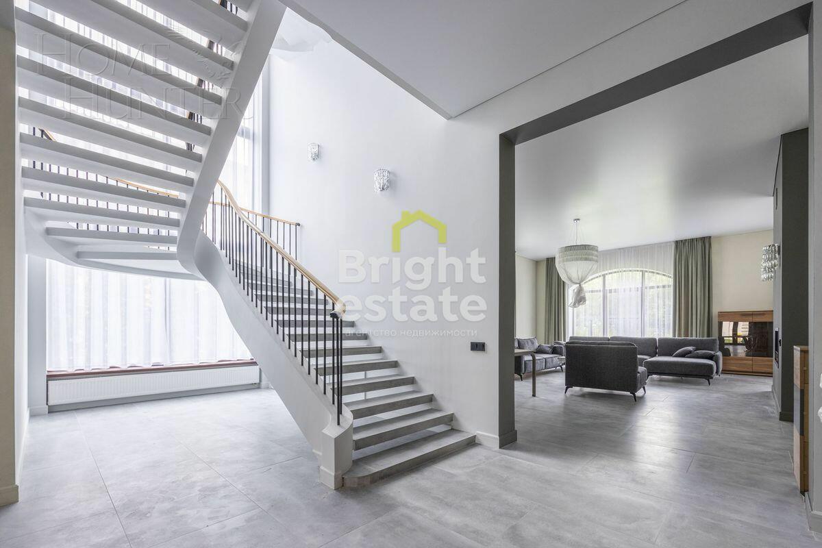 2-этажный коттедж 1 300 м² без отделки