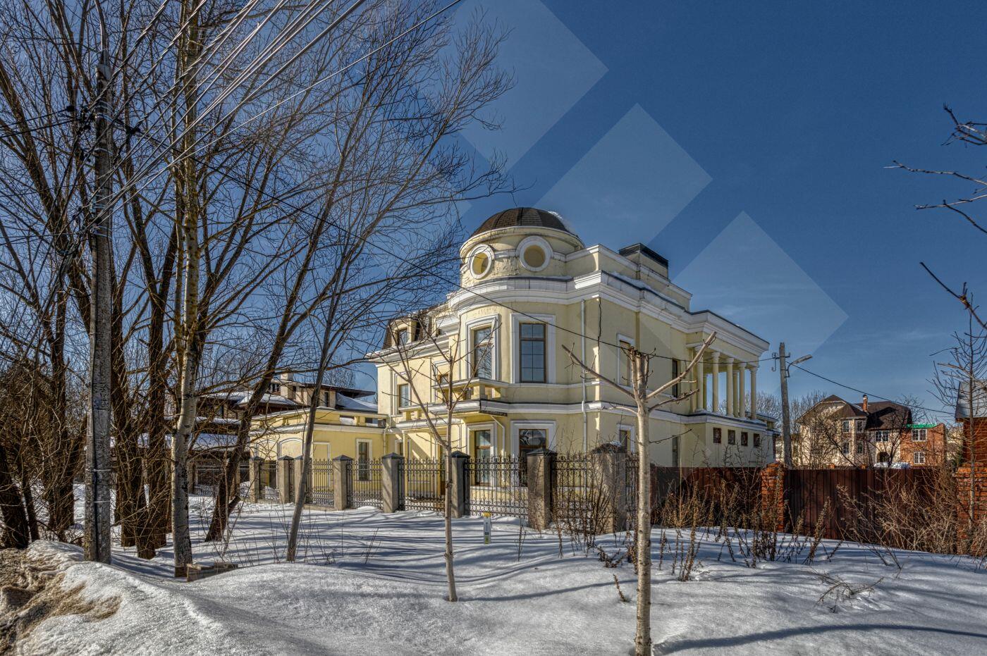 3-этажный коттедж 640 м² без отделки