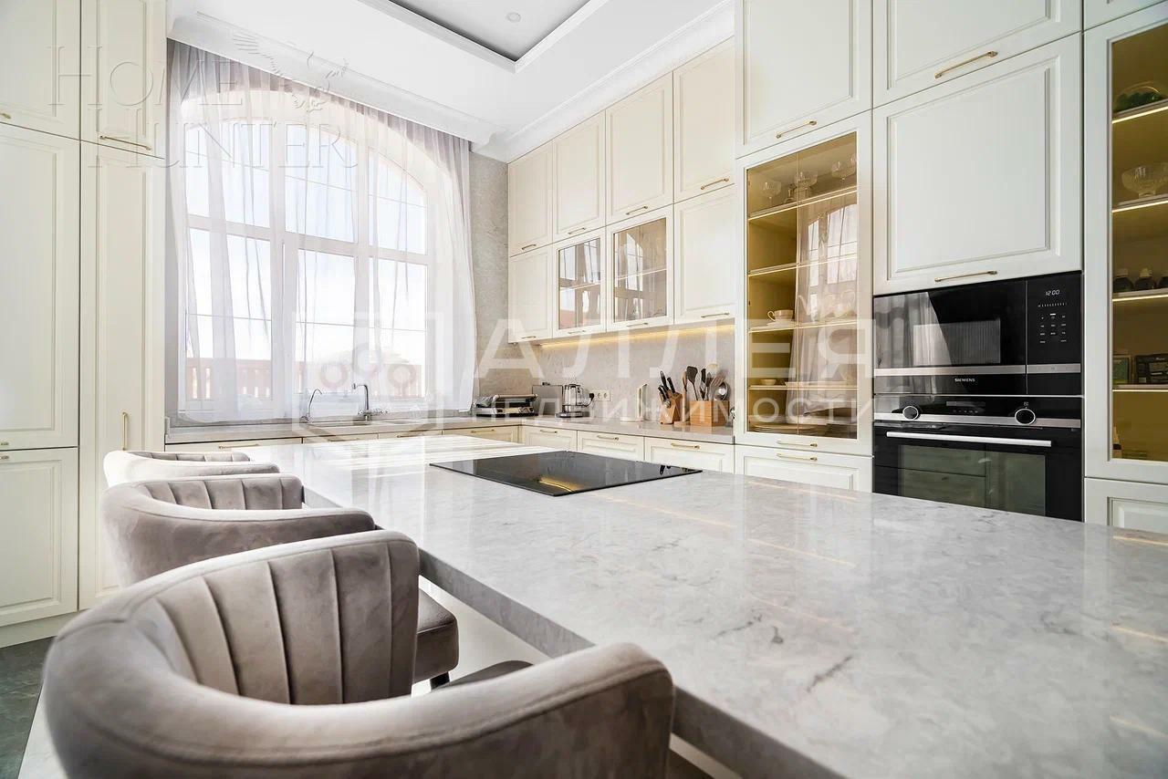 3-этажный коттедж 300 м² с отделкой