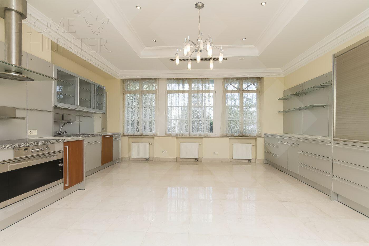 4-УРОВНЕВЫЙ ТАУНХАУС С ОТДЕЛКОЙ 450 М² НА 1 ЭТАЖЕ