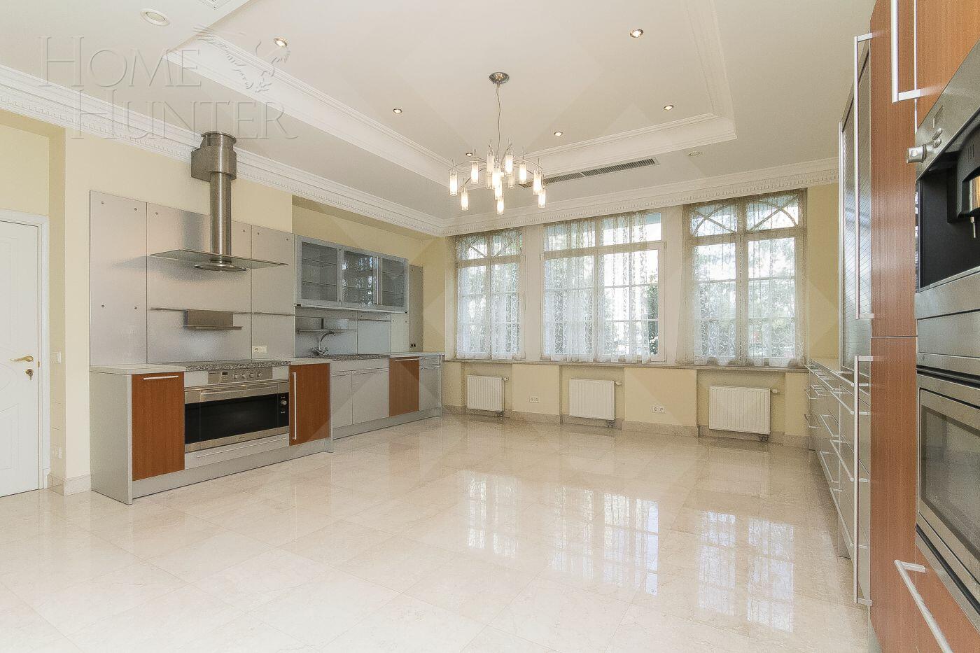 4-УРОВНЕВЫЙ ТАУНХАУС С ОТДЕЛКОЙ 450 М² НА 1 ЭТАЖЕ