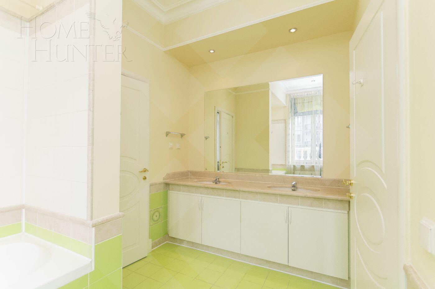 4-УРОВНЕВЫЙ ТАУНХАУС С ОТДЕЛКОЙ 450 М² НА 1 ЭТАЖЕ