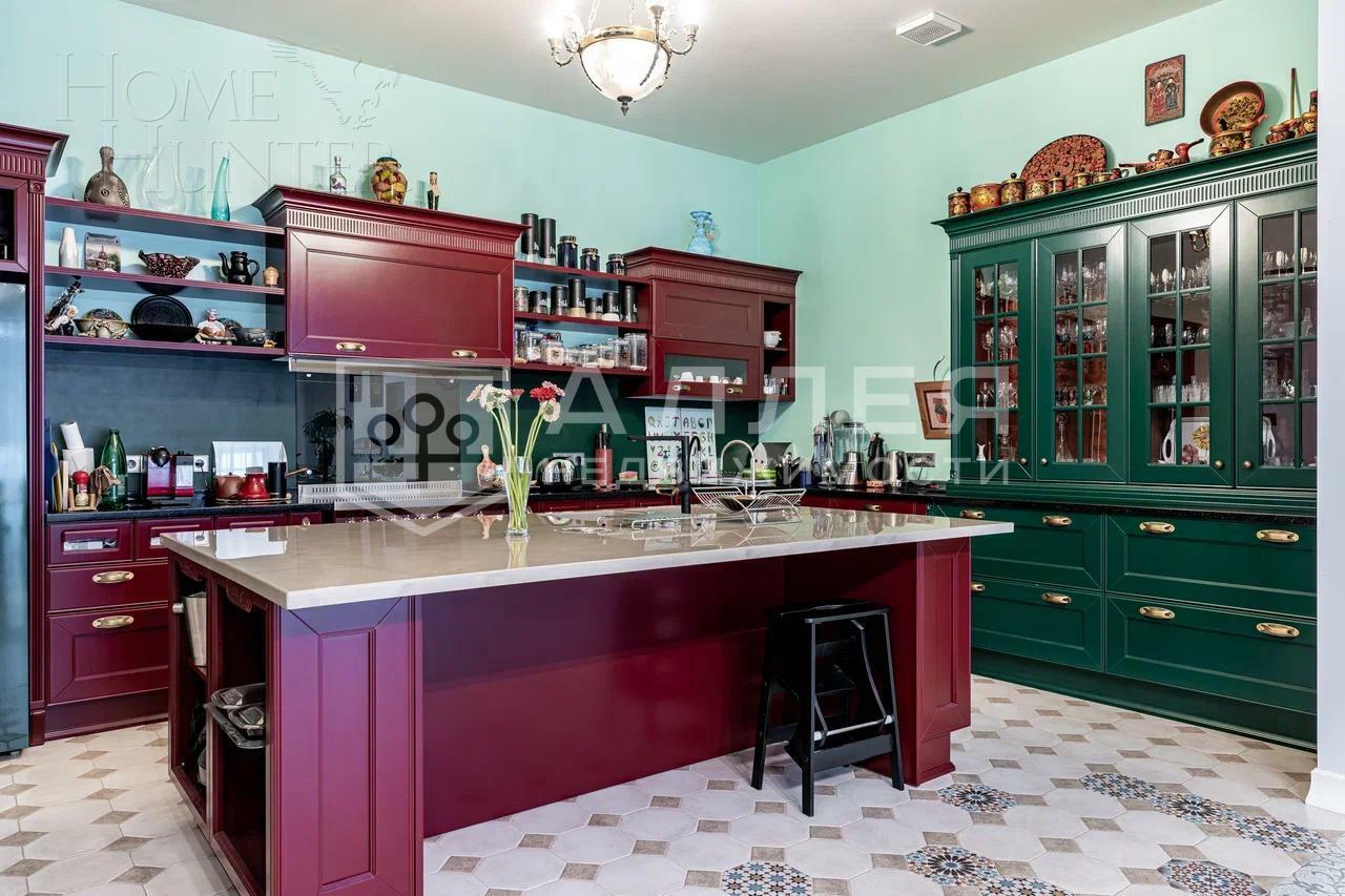 3-этажный коттедж 1 300 м² с отделкой