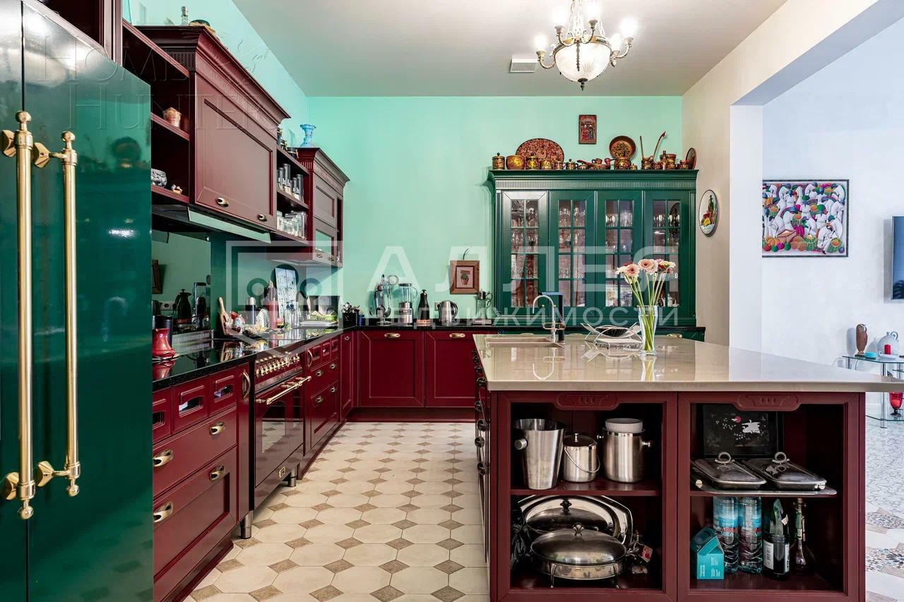 3-этажный коттедж 1 300 м² с отделкой