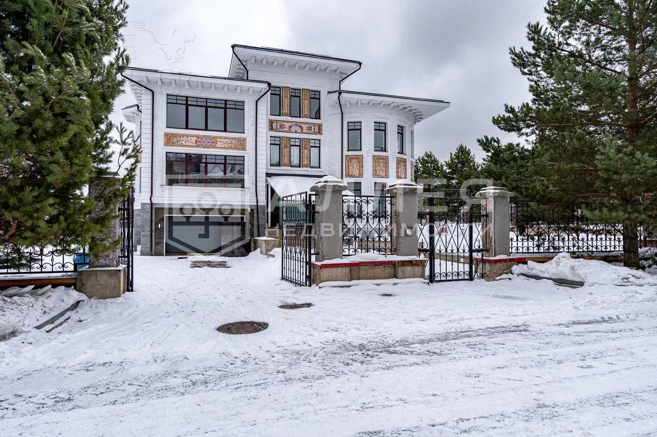 3-этажный коттедж 1 300 м² с отделкой