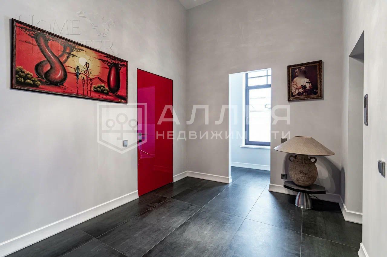 3-этажный коттедж 1 300 м² с отделкой