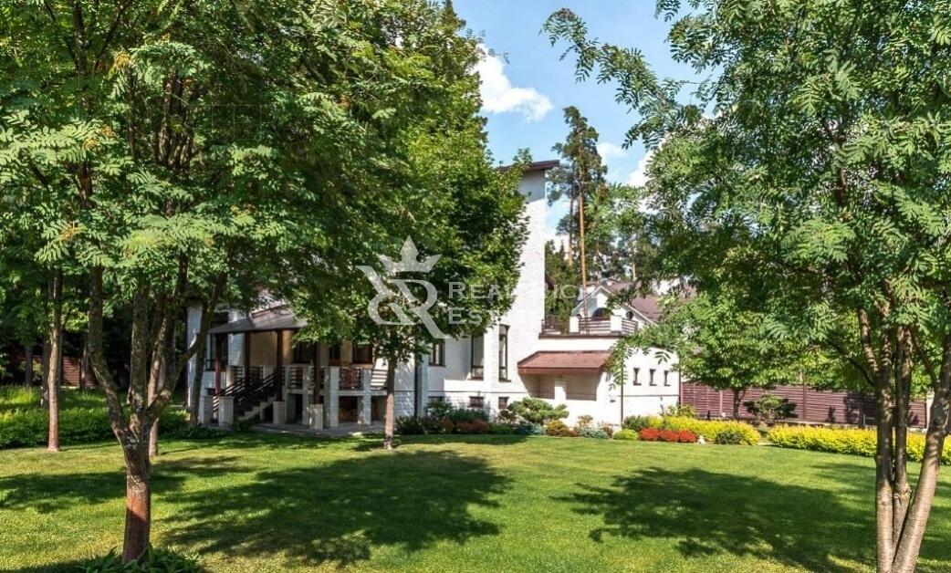 3-этажный коттедж 550 м² с отделкой