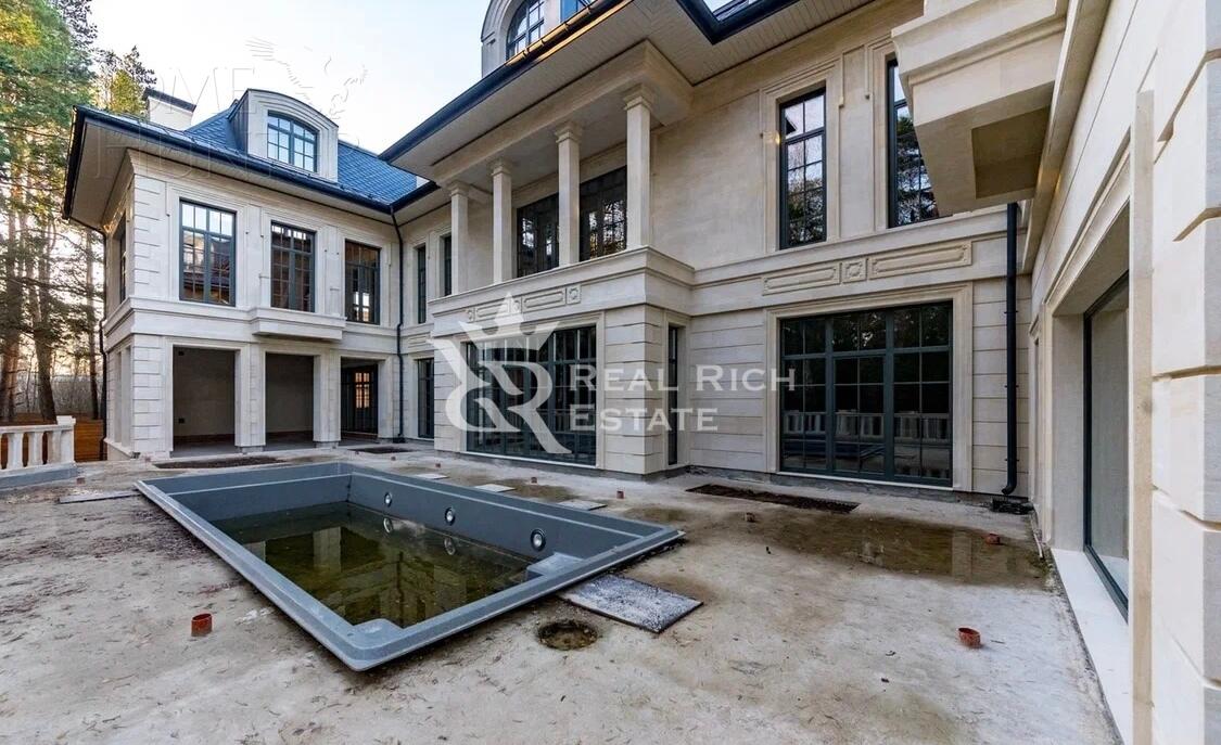 2-этажный коттедж 2 200 м² без отделки