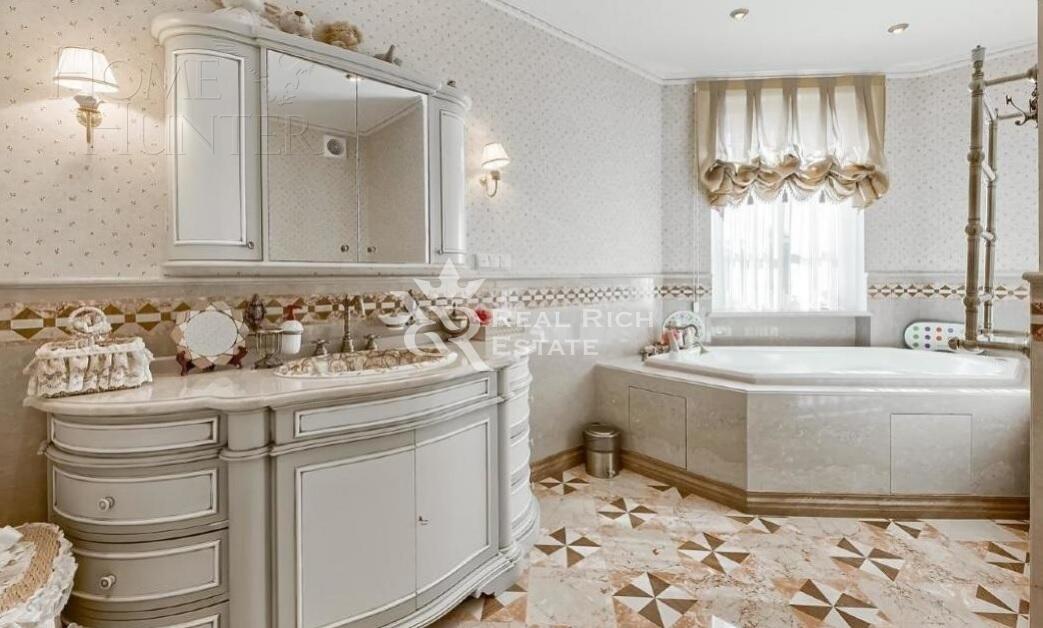 2-этажный коттедж 1 800 м² без отделки