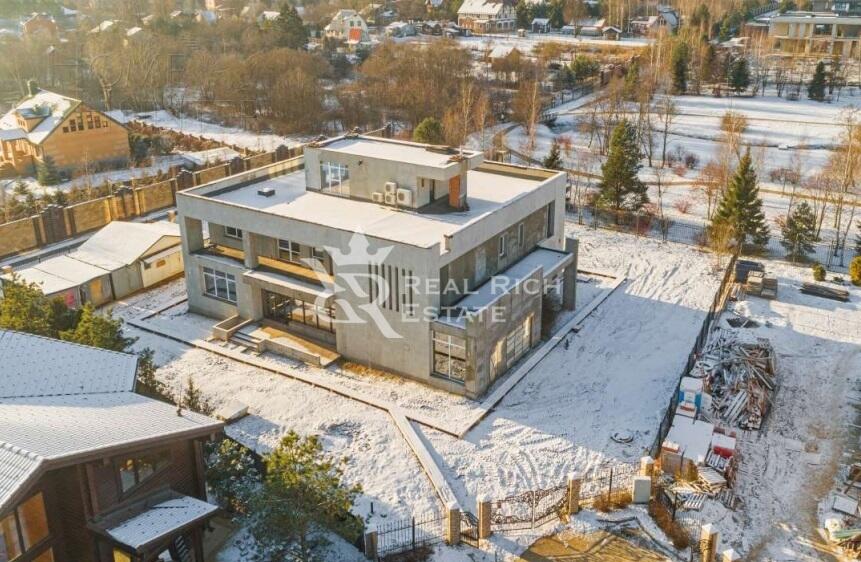 3-этажный коттедж 700 м² без отделки