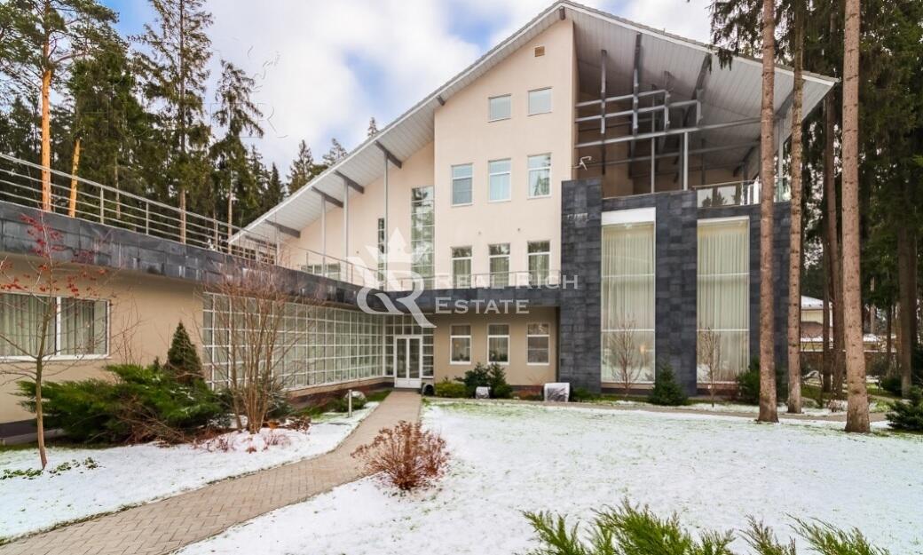 3-этажный коттедж 1 000 м² с отделкой