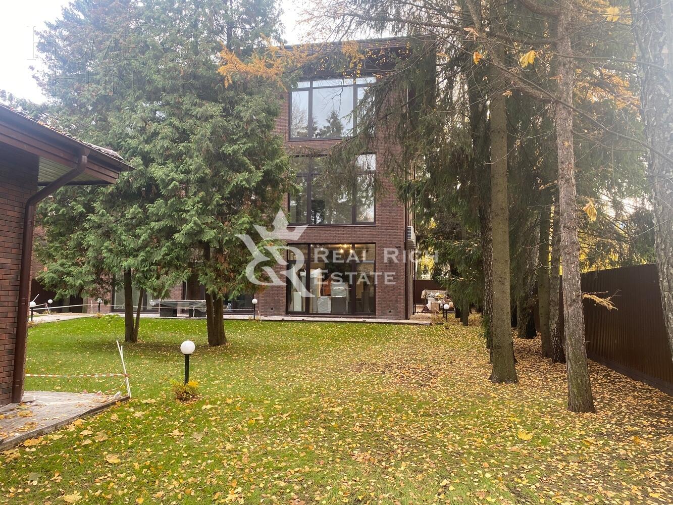 3-этажный коттедж 600 м² с отделкой