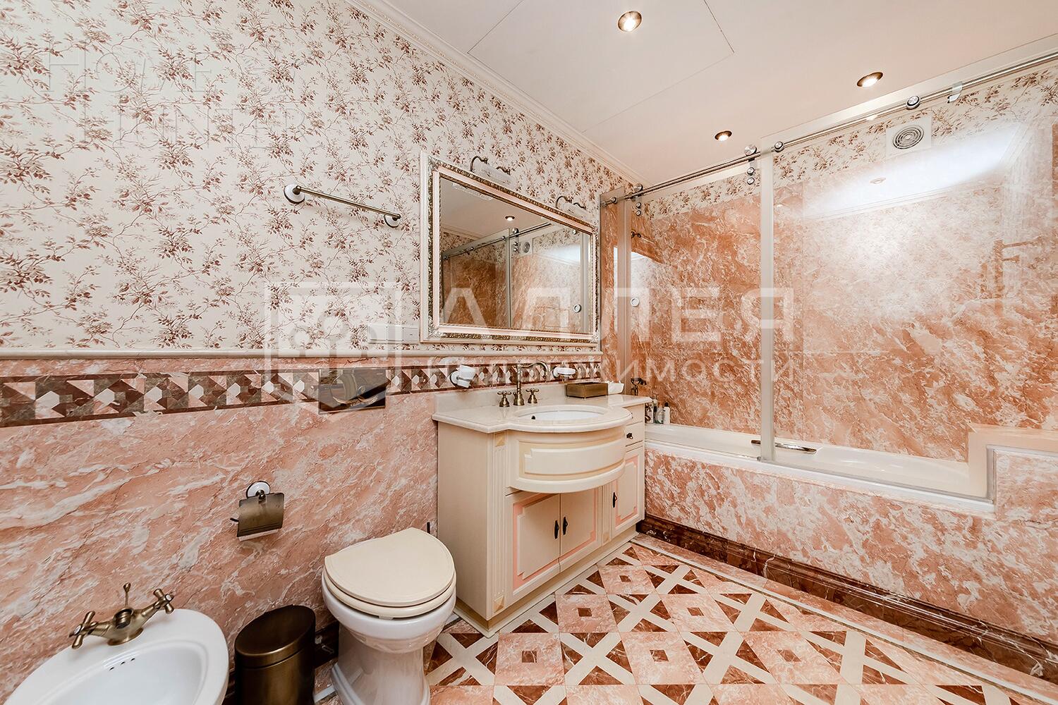 3-этажный коттедж 1 300 м² с отделкой