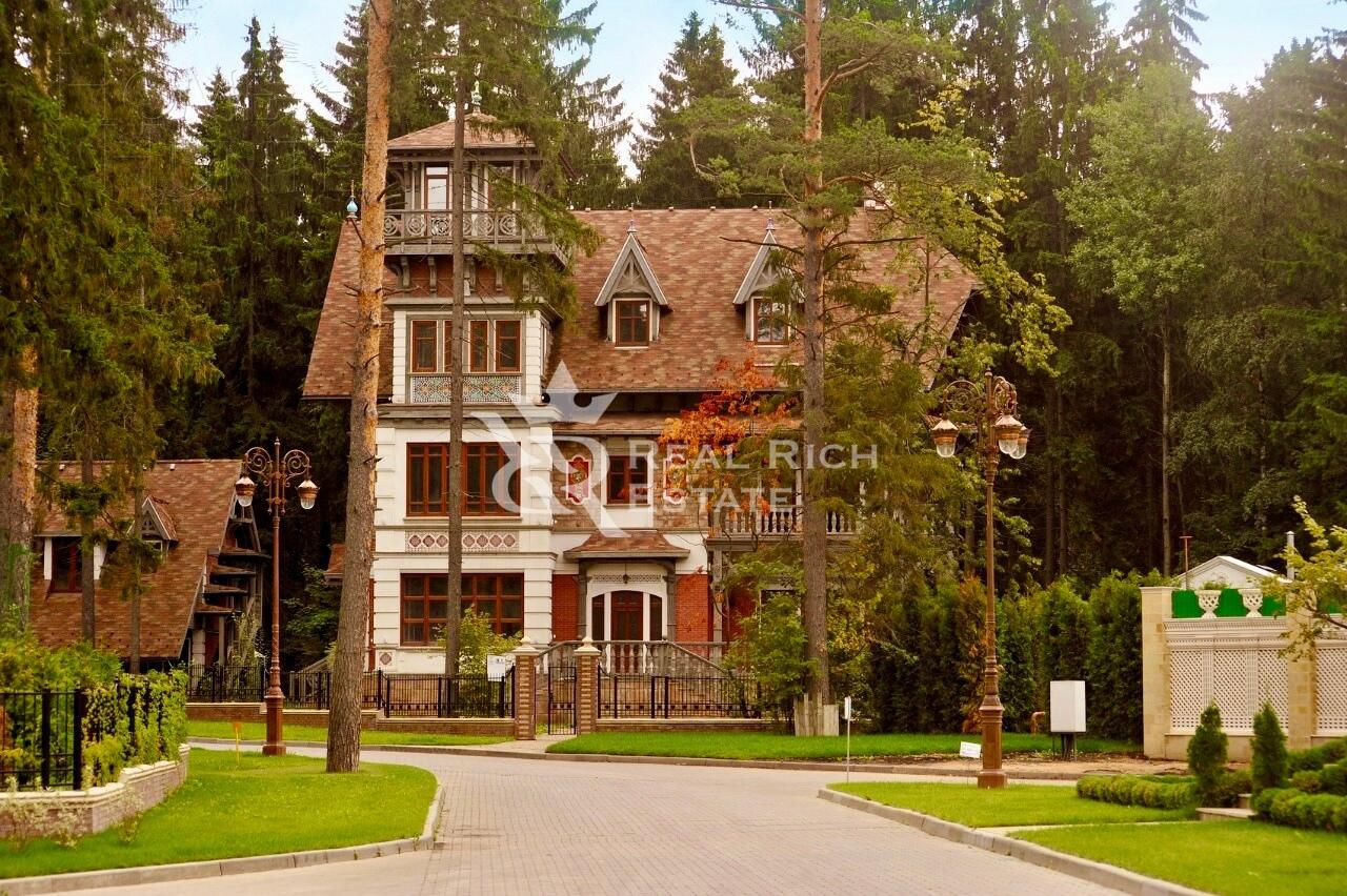 3-этажный коттедж 697 м² с отделкой