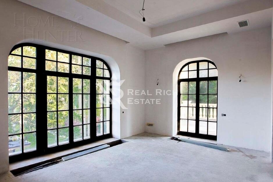 2-этажный коттедж 1 300 м² без отделки