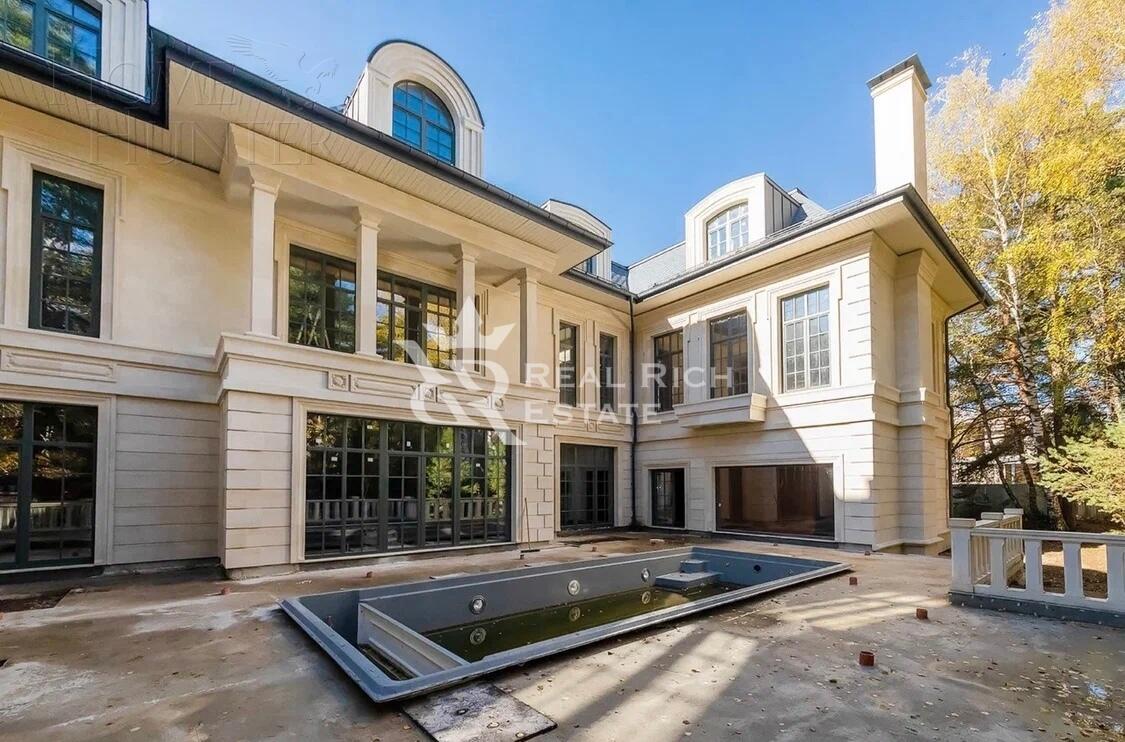 2-этажный коттедж 2 200 м² без отделки