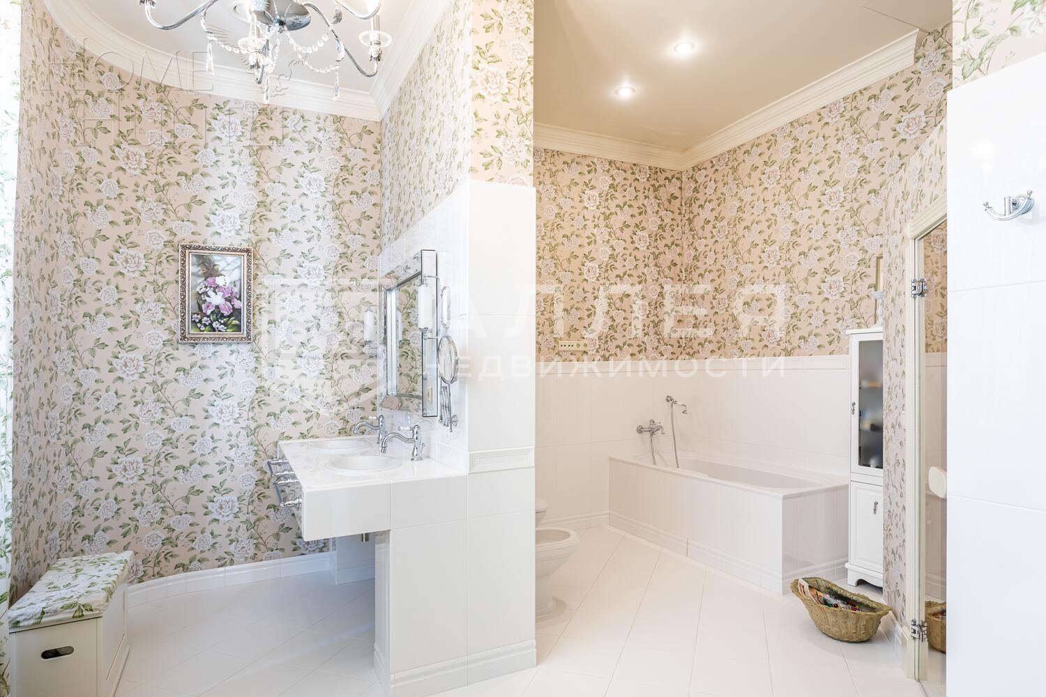 3-этажный коттедж 650 м² с отделкой