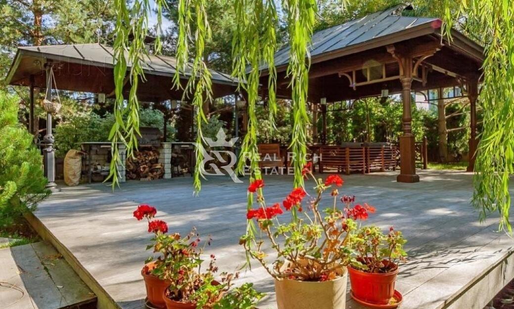 2-этажный коттедж 1 800 м² без отделки