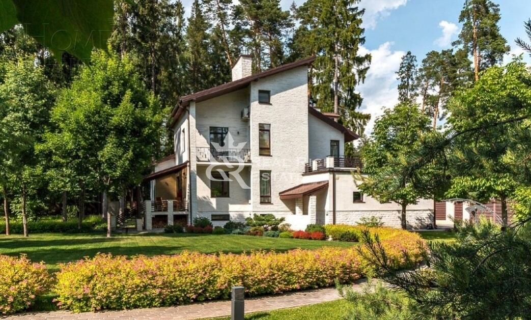 3-этажный коттедж 550 м² с отделкой