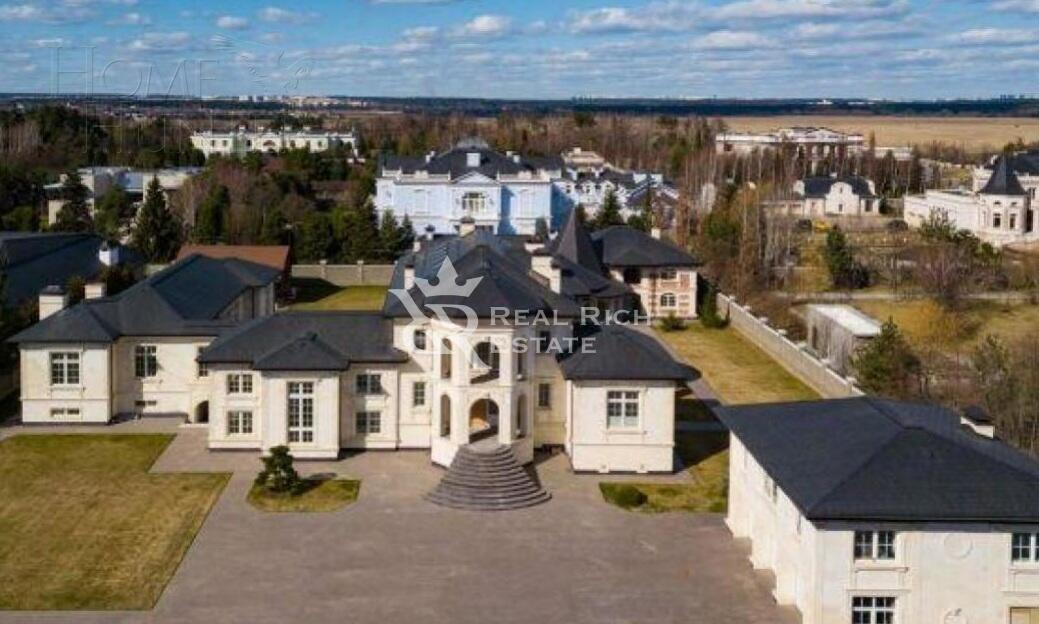 2-этажный коттедж 1 300 м² без отделки