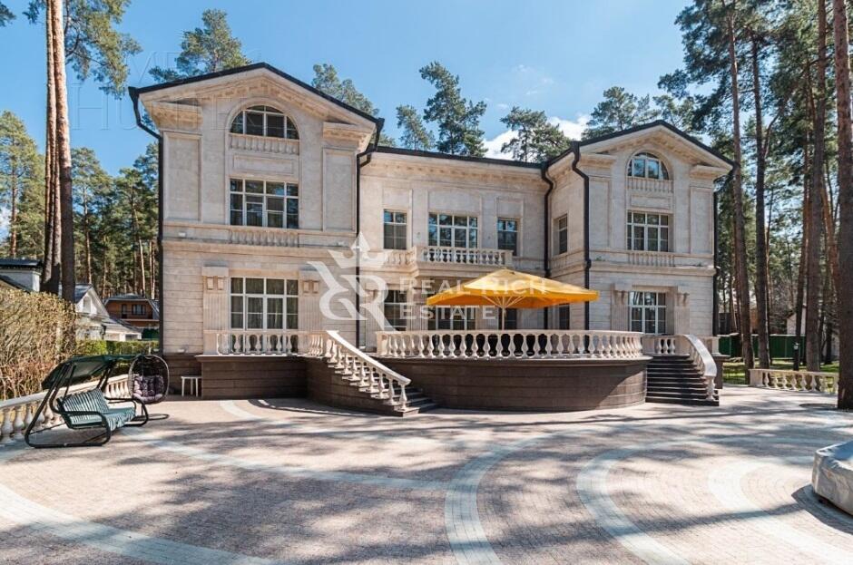 3-этажный коттедж 2 800 м² с отделкой