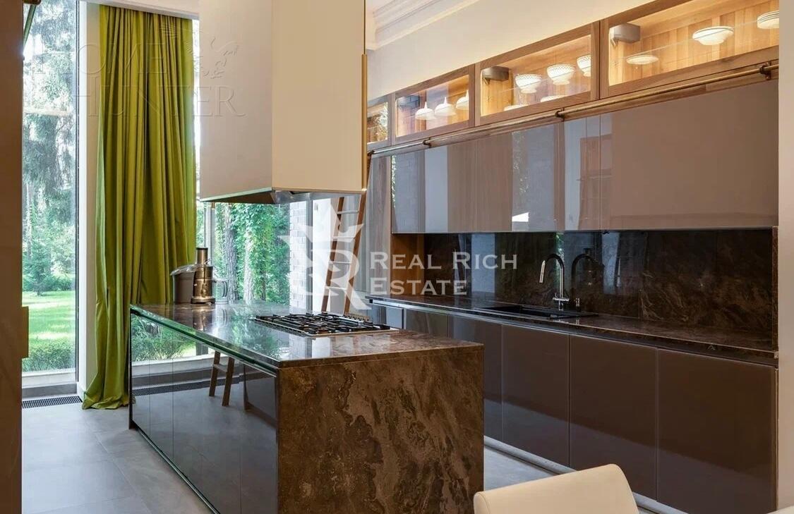 3-этажный коттедж 1 500 м² с отделкой