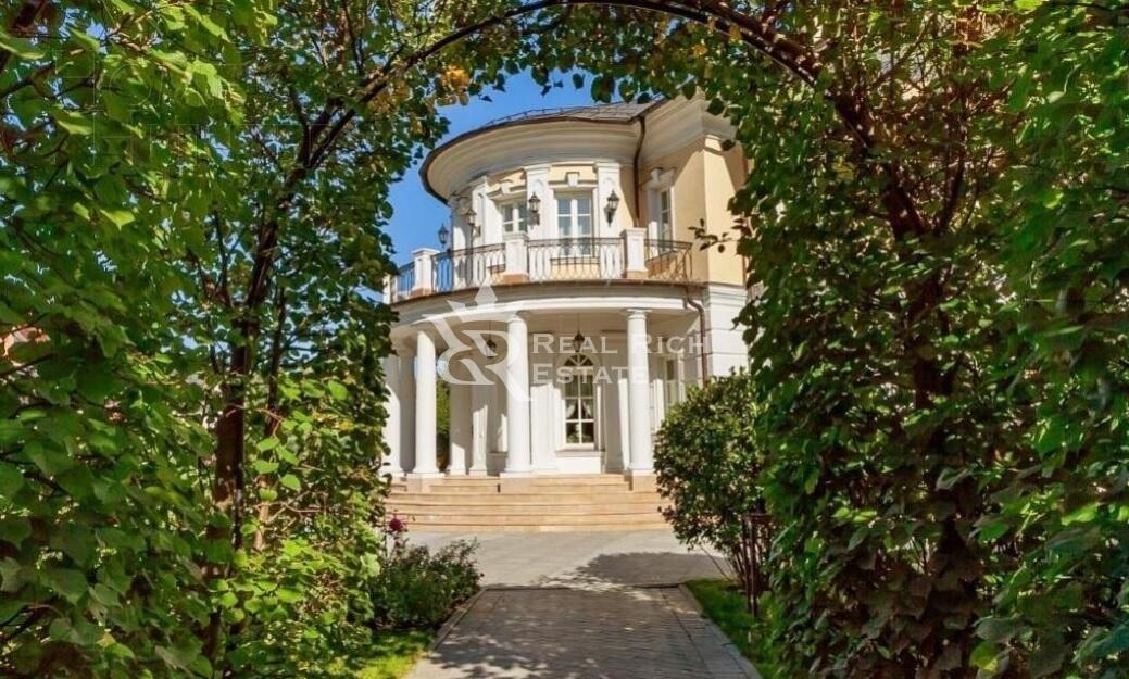 2-этажный коттедж 1 800 м² без отделки