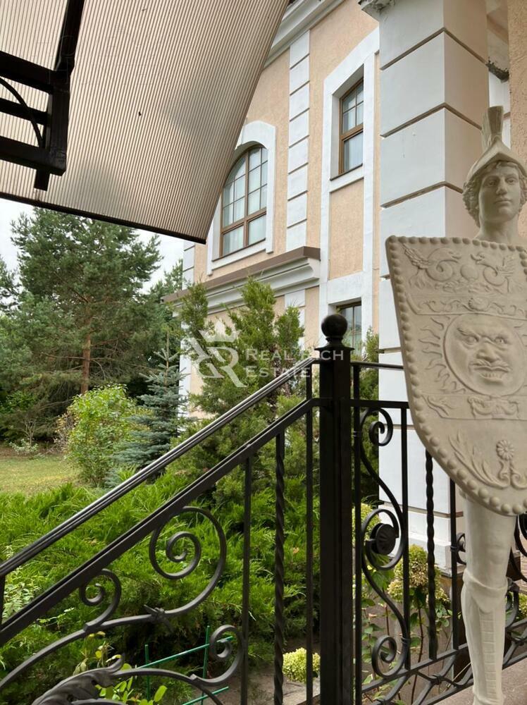 3-этажный коттедж 1 000 м² с отделкой