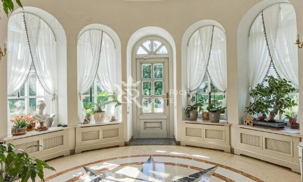 2-этажный коттедж 1 800 м² без отделки