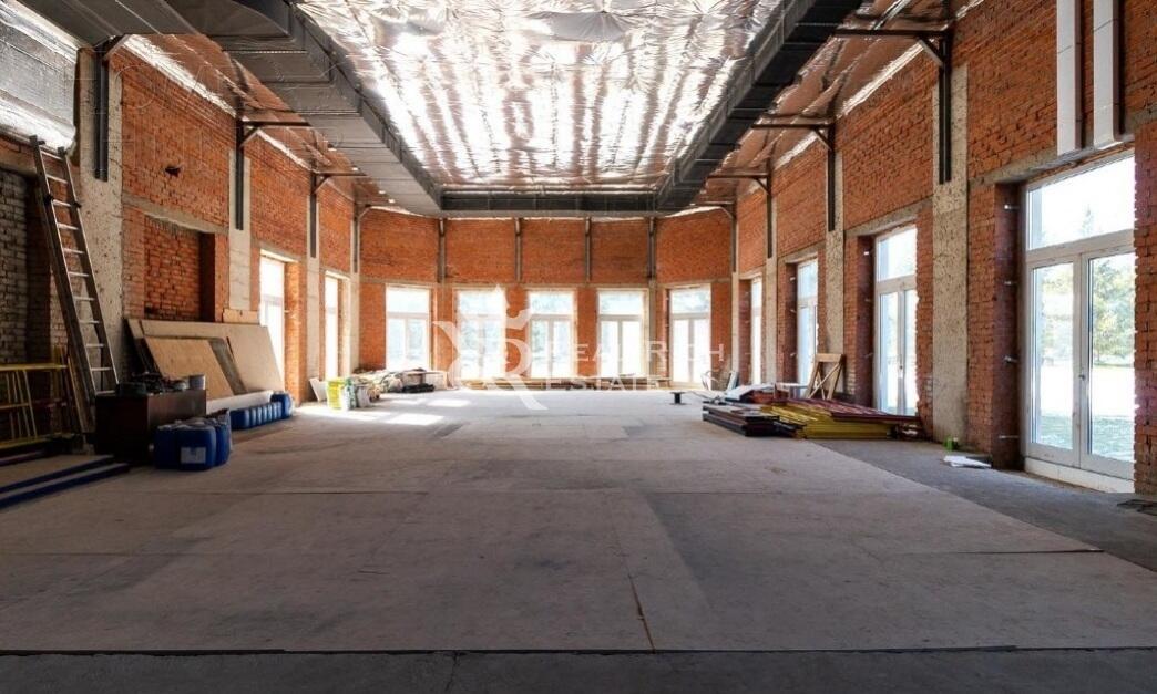 2-этажный коттедж 2 800 м² без отделки