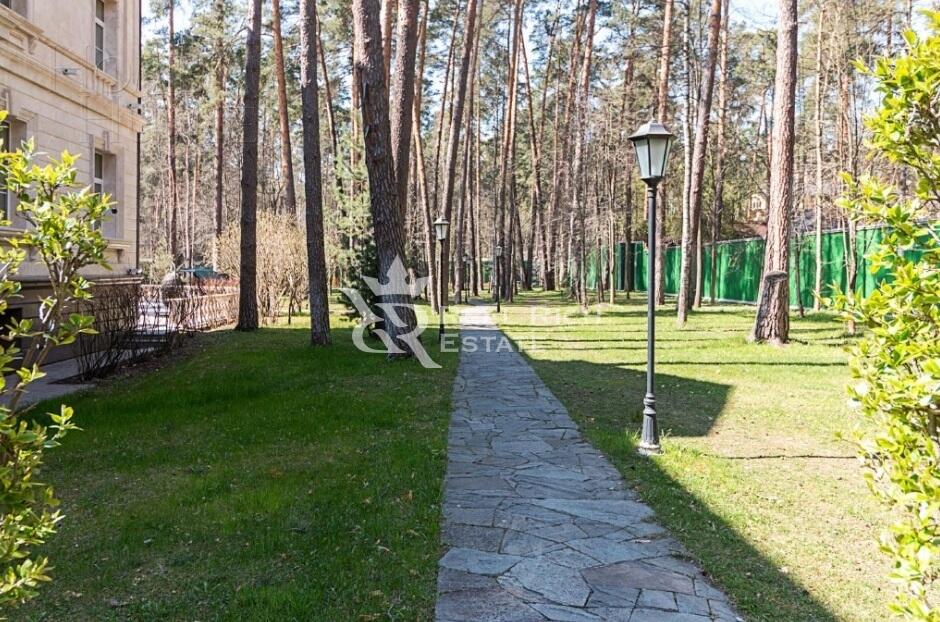 3-этажный коттедж 2 800 м² с отделкой