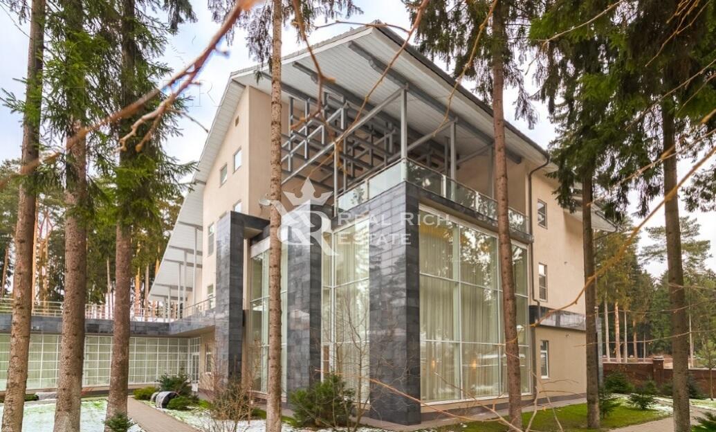 3-этажный коттедж 1 000 м² с отделкой