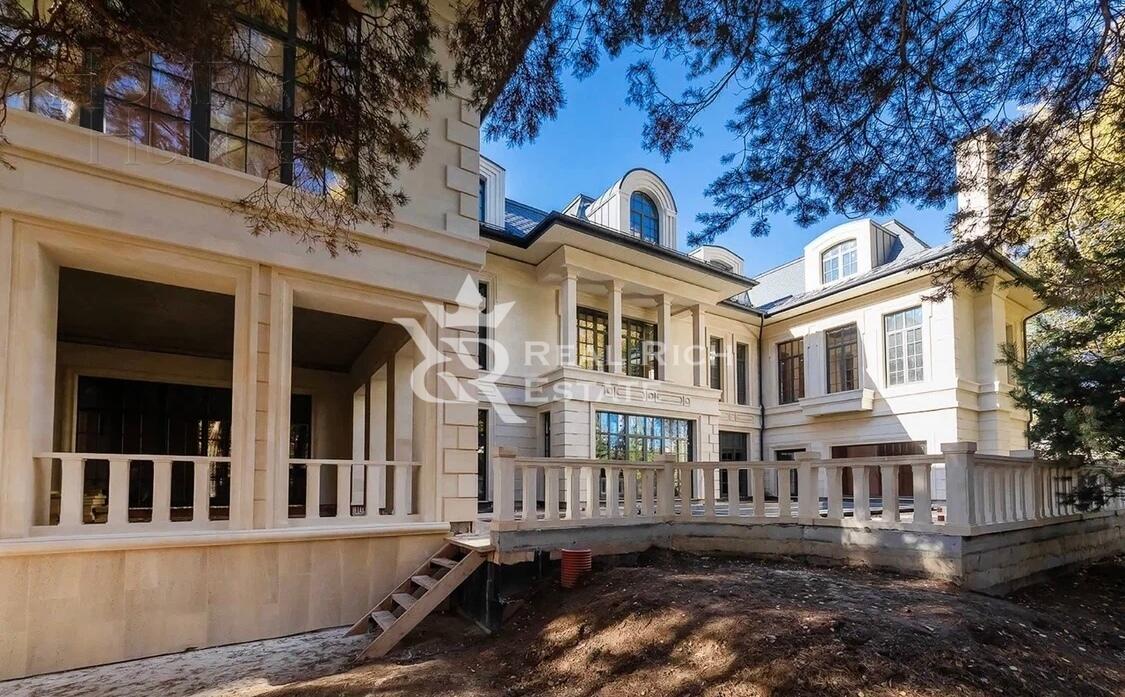 2-этажный коттедж 2 200 м² без отделки