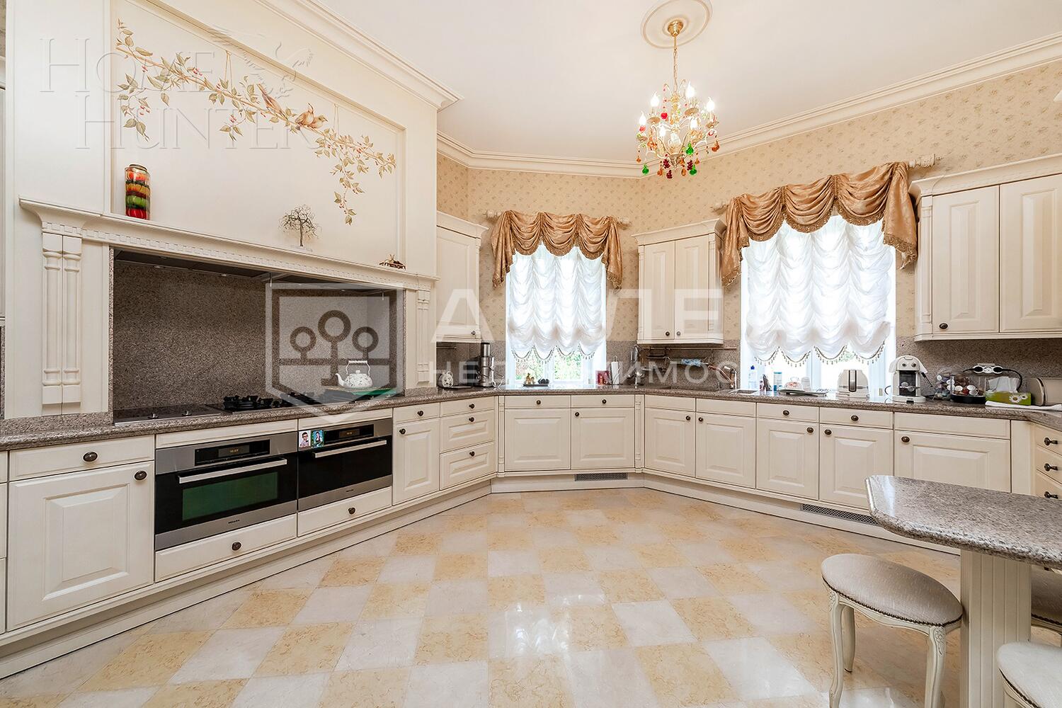 3-этажный коттедж 1 300 м² с отделкой