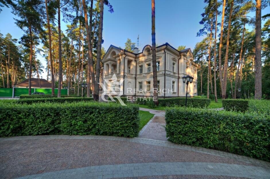 3-этажный коттедж 2 800 м² с отделкой