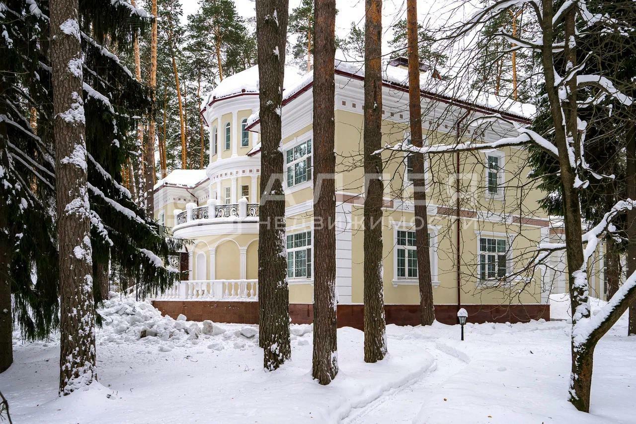 2-этажный коттедж 1 250 м² с отделкой