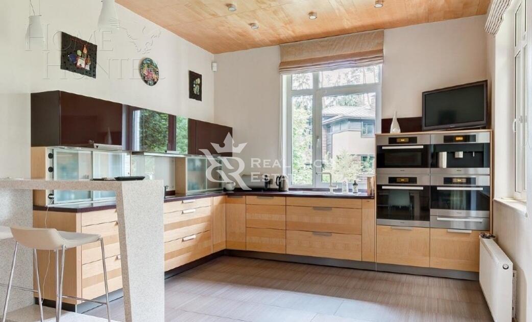 3-этажный коттедж 550 м² с отделкой