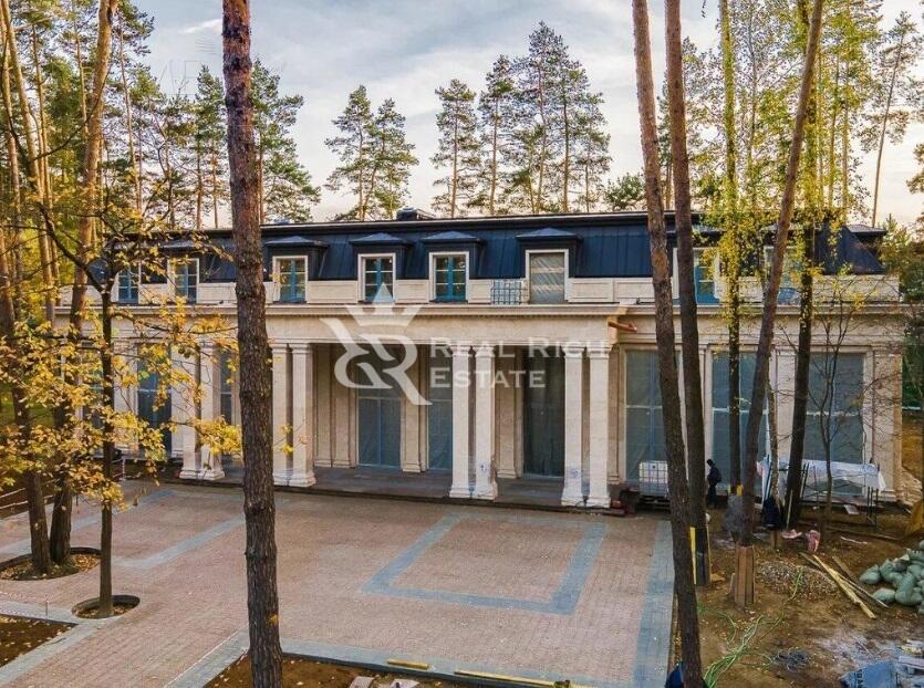 3-этажный коттедж 2 800 м² с отделкой