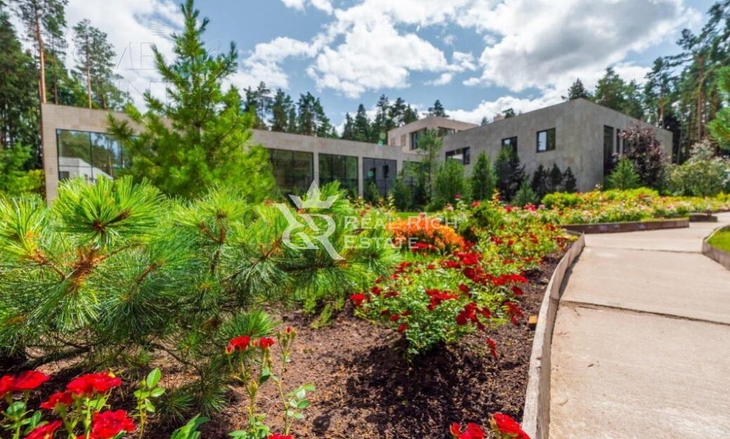 2-этажный коттедж 2 200 м² с отделкой